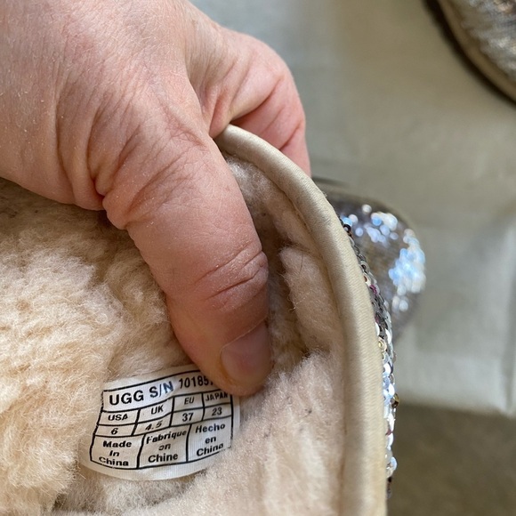 Ugg classic short sparkles champagne boot. Size 6 - Picture 6 of 7